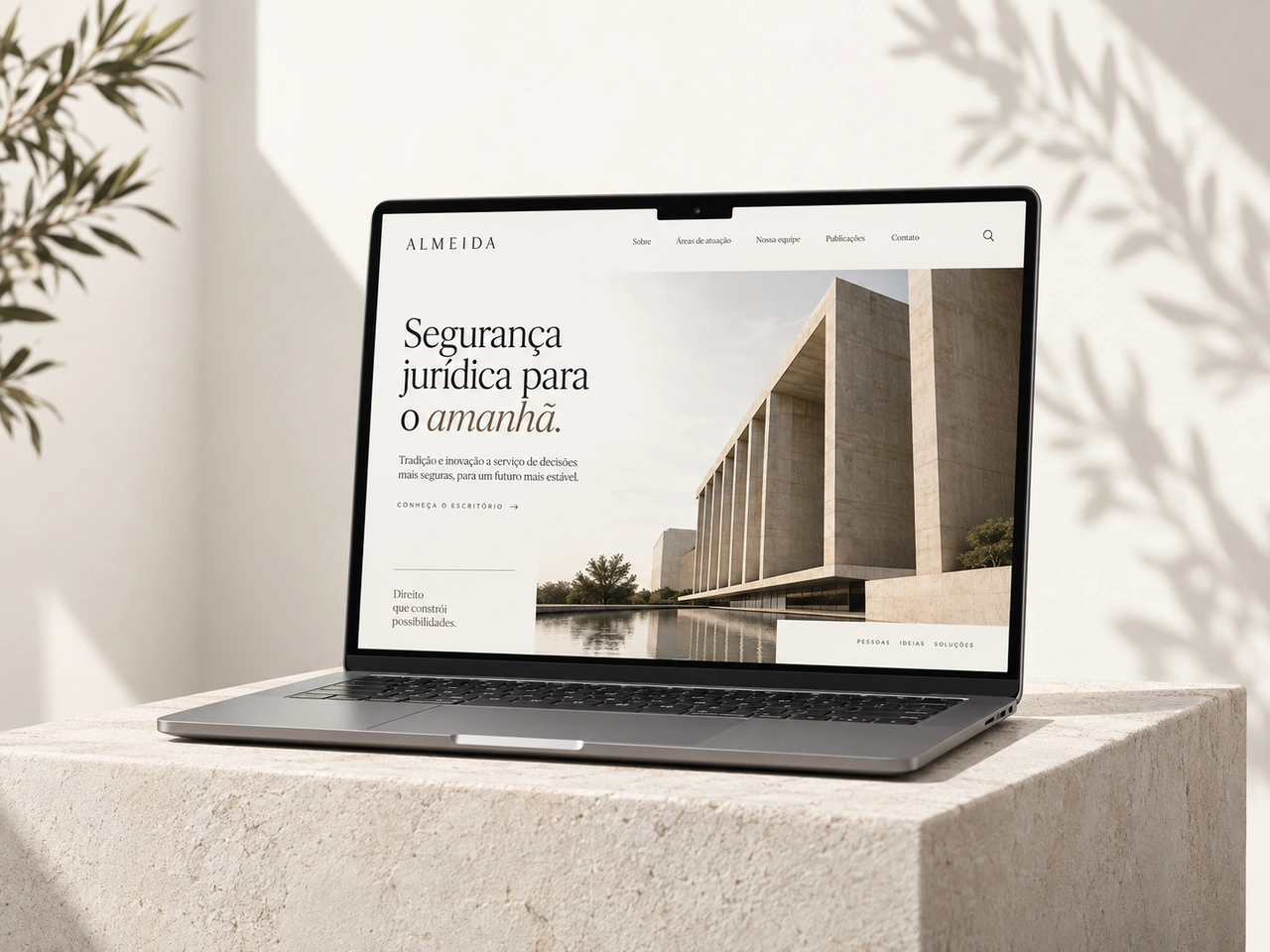 Notebook sobre pedra clara apresentando um site de advocacia com design editorial e arquitetura contemporânea